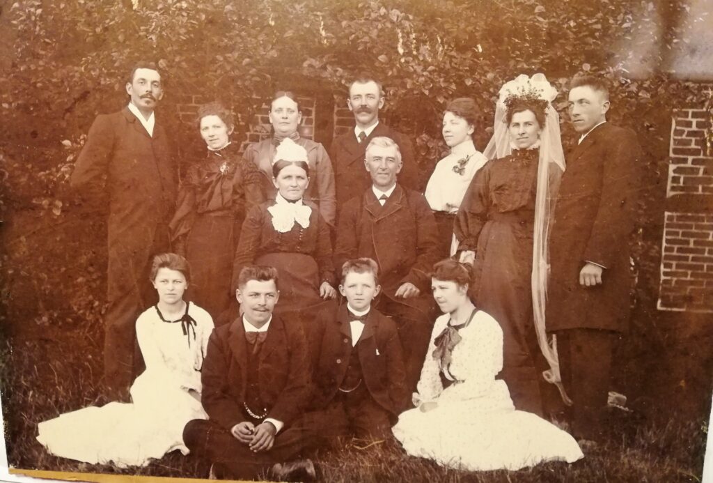 Familien Kjærsgaard samlet til bryllup. Vissing - Bakkengaarden 1905